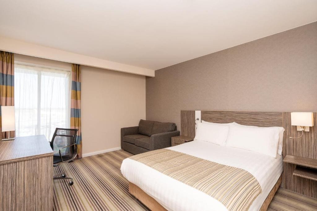 Standard Double Room with Single Sofa Bed room - Image 3