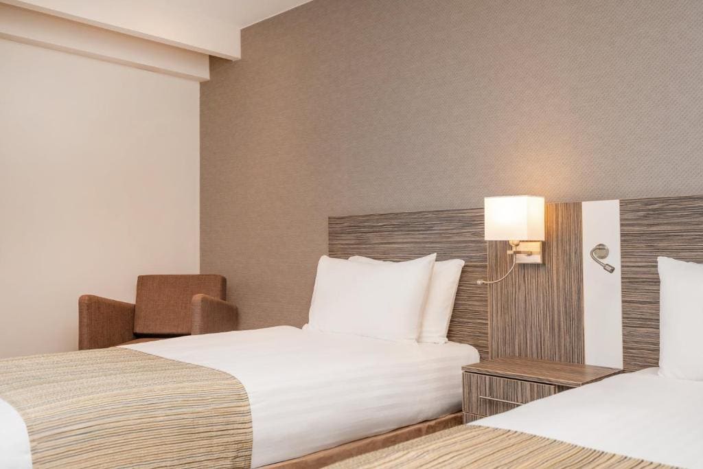 Standard Twin Room with Airport view room - Image 3
