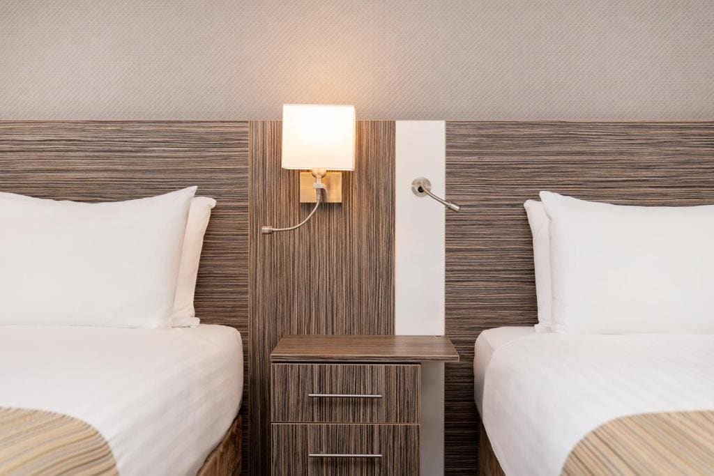 Standard Twin Room with Airport view room - Image 2