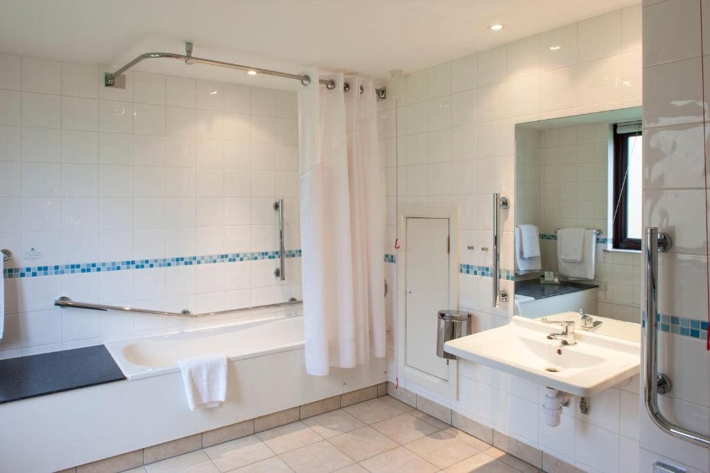 Standard King Room - Accessible room - Image 3