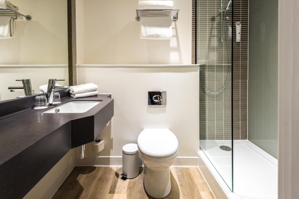 Standard King Room - Accessible room - Image 2