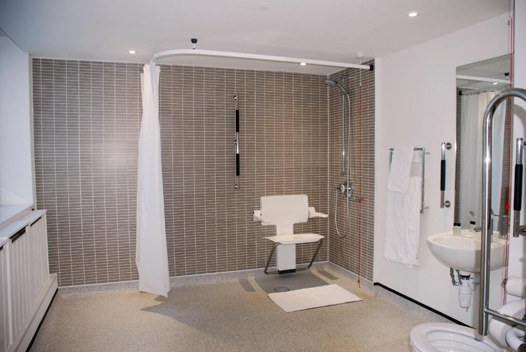 Standard Double Room - Disability Access room - Image 2