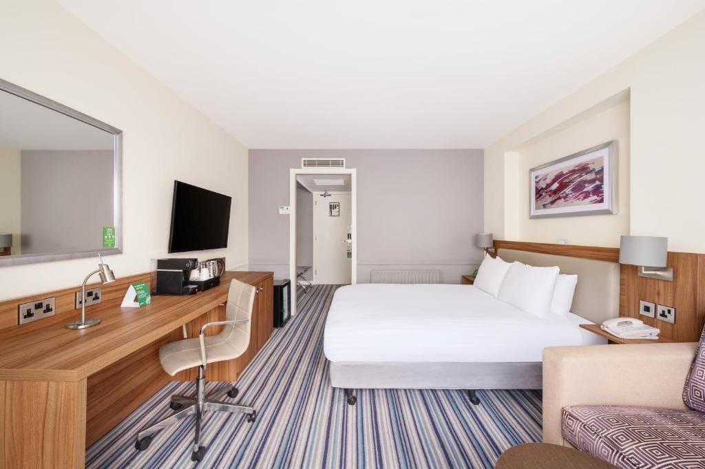 Premium Double Room with sofa bed room - Image 3