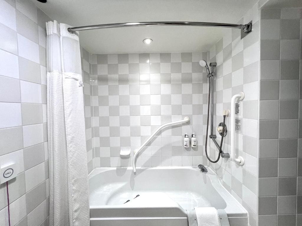 Standard Double Room - Disability Access room - Image 2