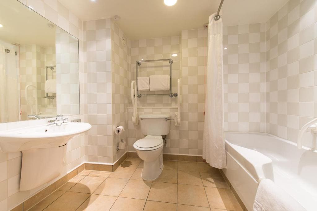 Standard Double Room - Disability Access room - Image 3