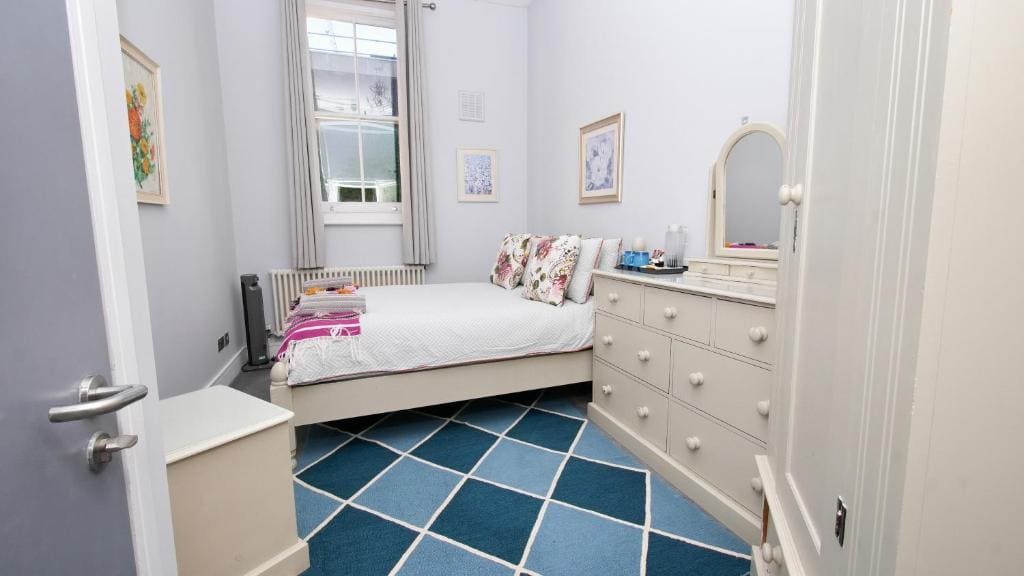 Room room - Image 3