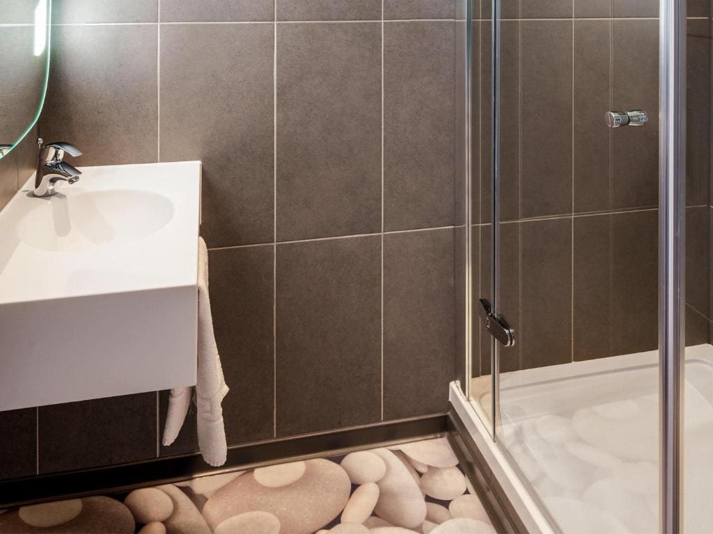 Standard Twin Room - Disability Access room - Image 2
