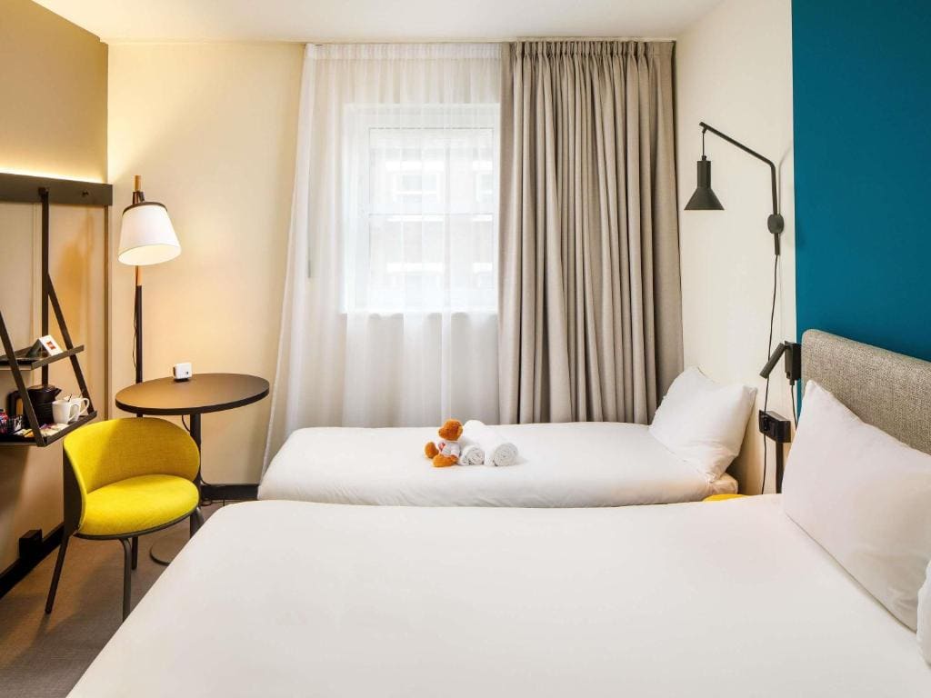 family room with one double and one single bed room - Image 1