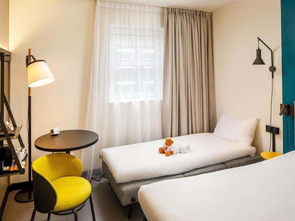 family room with one double and one single bed room - Image 2