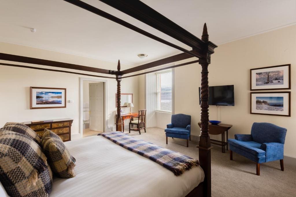 4 Poster Double Room with Loch View room - Image 1