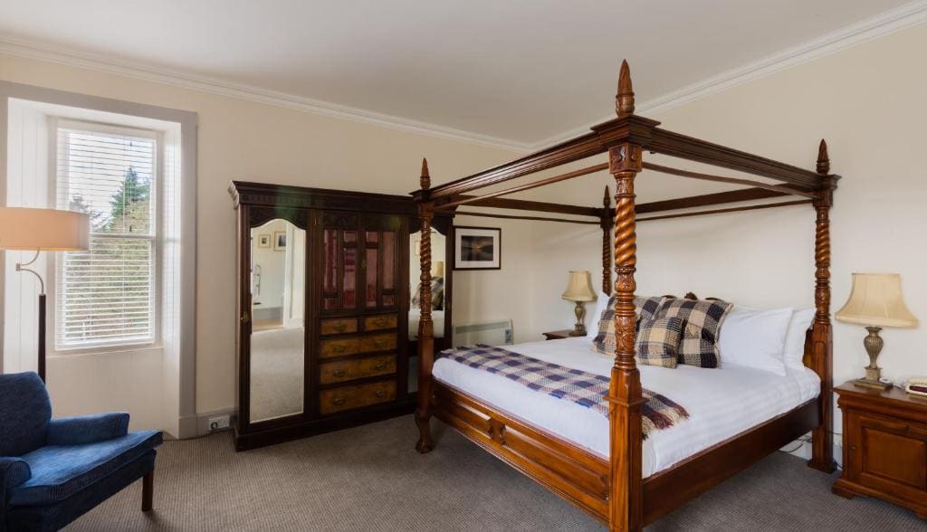 4 Poster Double Room with Loch View room - Image 2