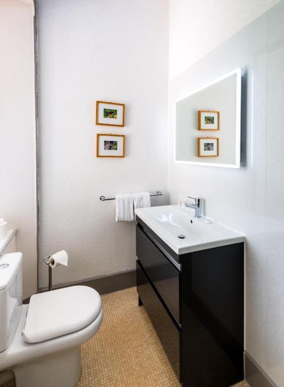 4 Poster Double Room with Loch View room - Image 3