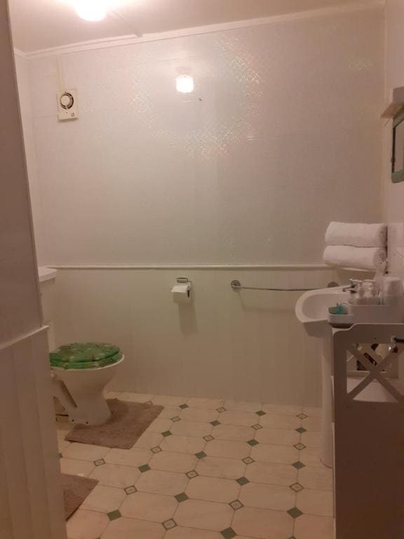 Quadruple Room with Private Bathroom room - Image 2