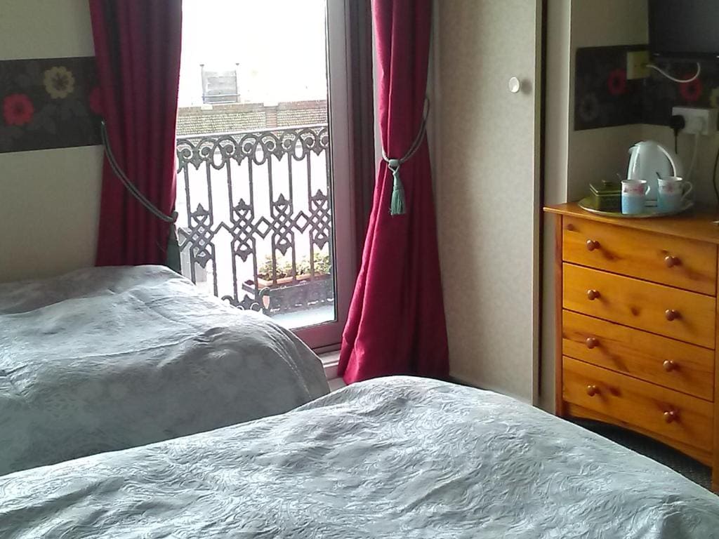Twin Room with Balcony room - Image 3