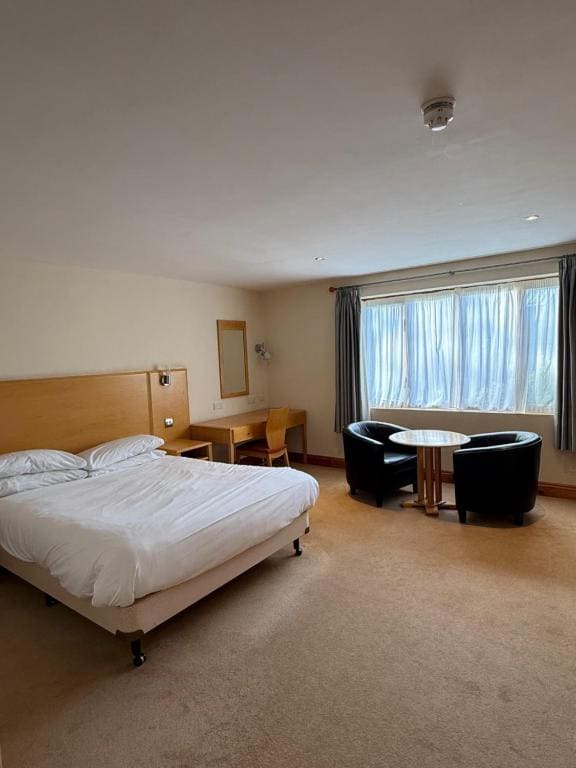 Deluxe Double Room with Shower room - Image 2