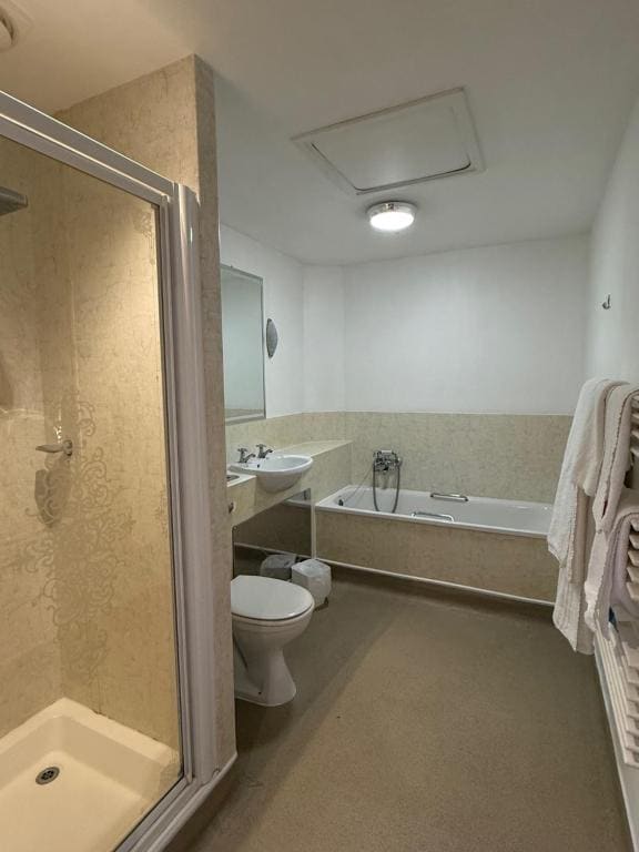 Deluxe Double Room with Shower room - Image 1