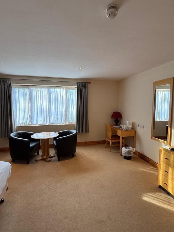 Deluxe Double Room with Shower room - Image 3