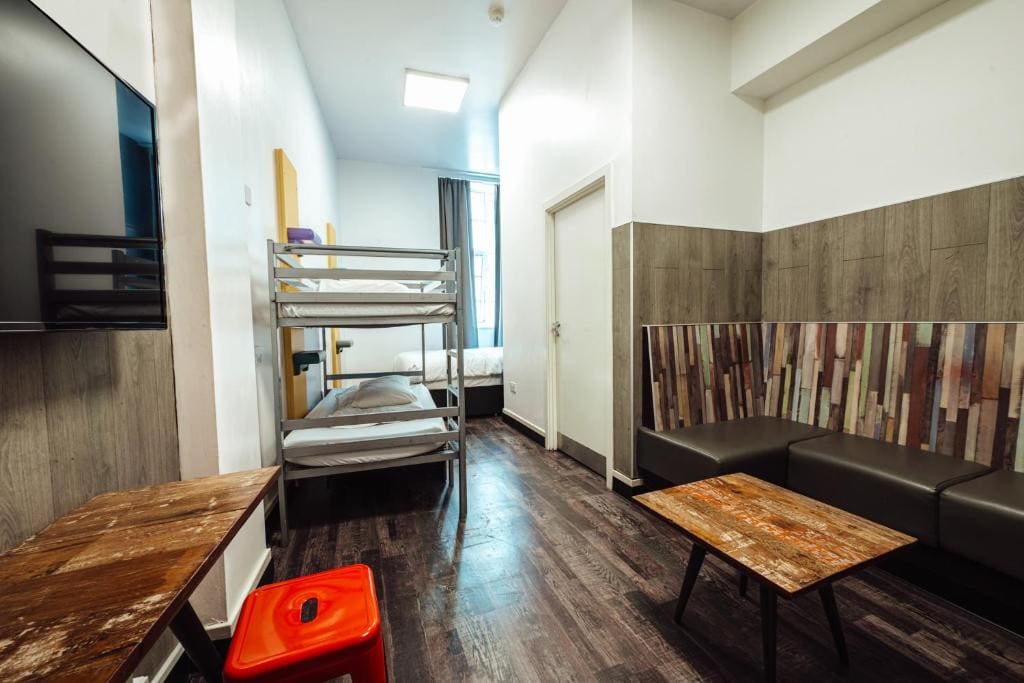 Classic Quadruple Room room - Image 2