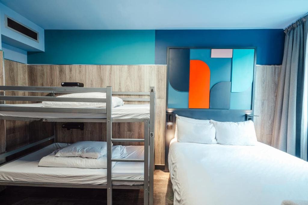 Classic Quadruple Room room - Image 3