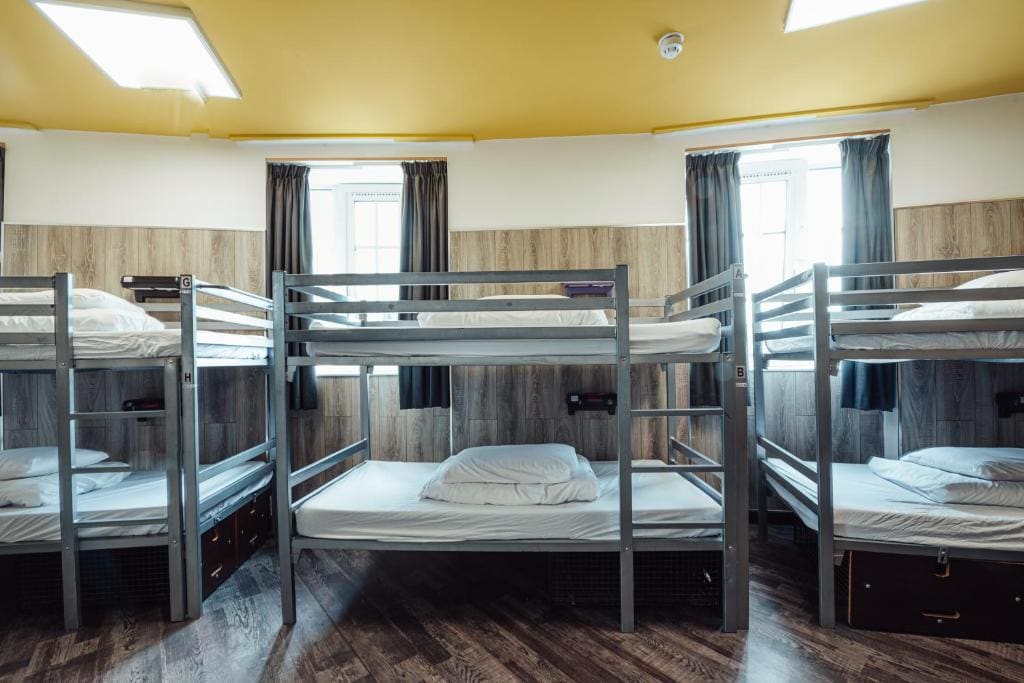 Bunk Bed in Mixed Shared Room room - Image 1