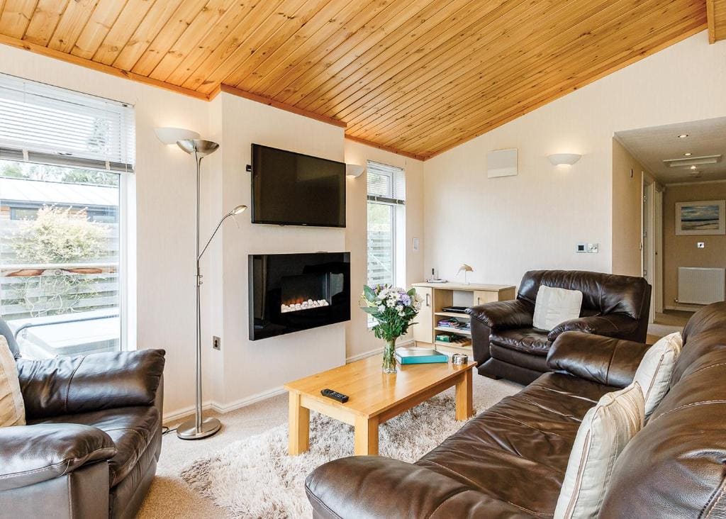 One-Bedroom House room - Image 3
