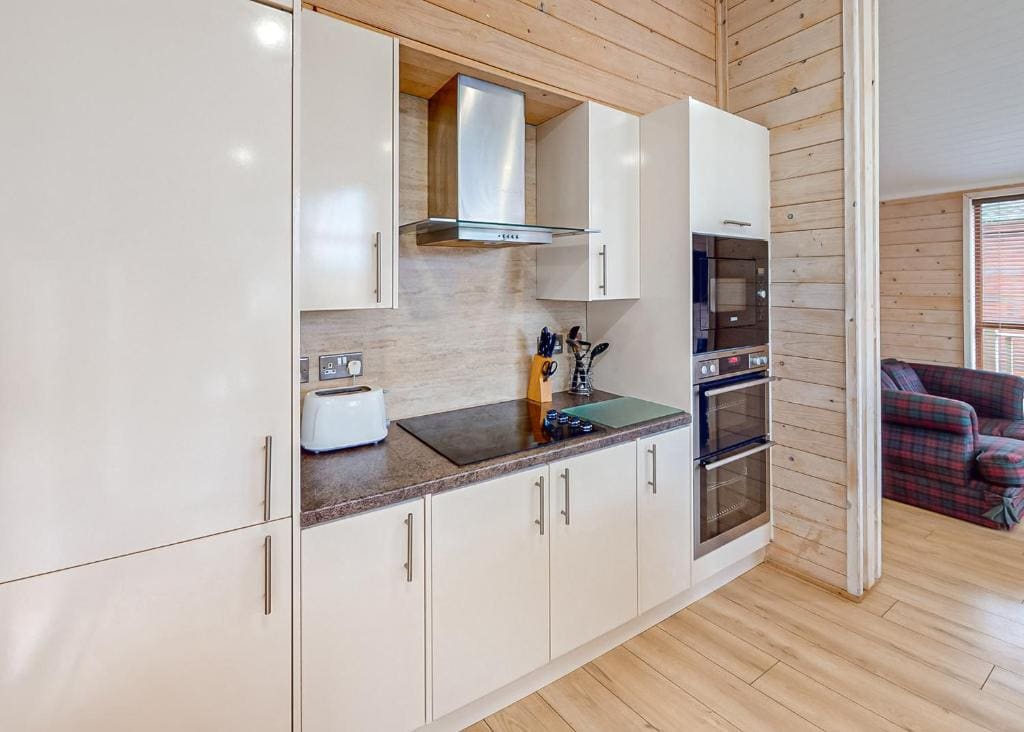 Three Bedroom House room - Image 2