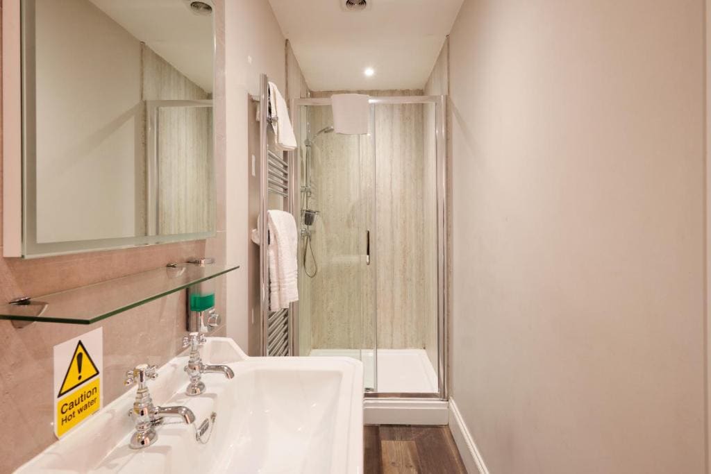 Deluxe Twin Room room - Image 3