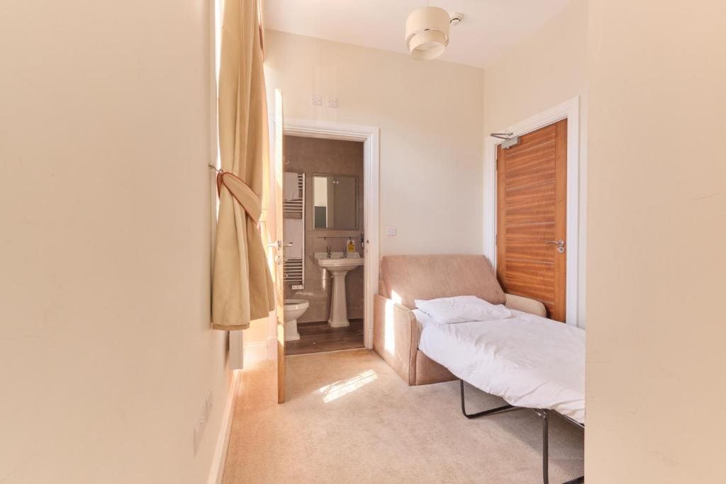 Deluxe Family Room room - Image 1