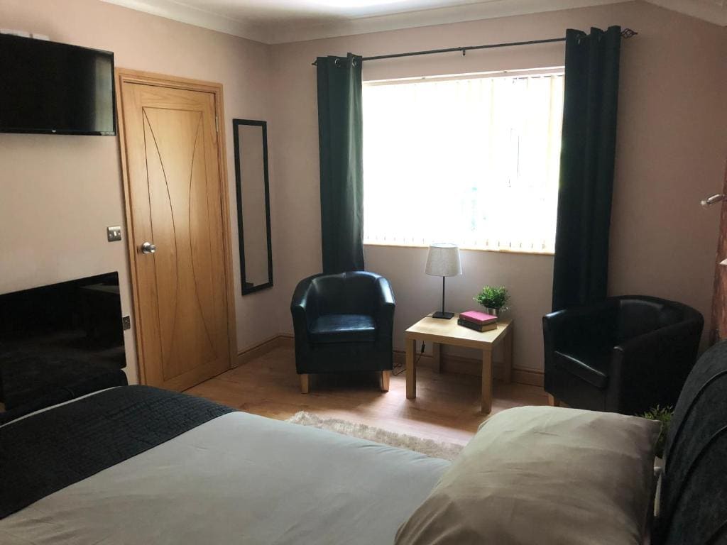 Family Room with Private Bathroom room - Image 1