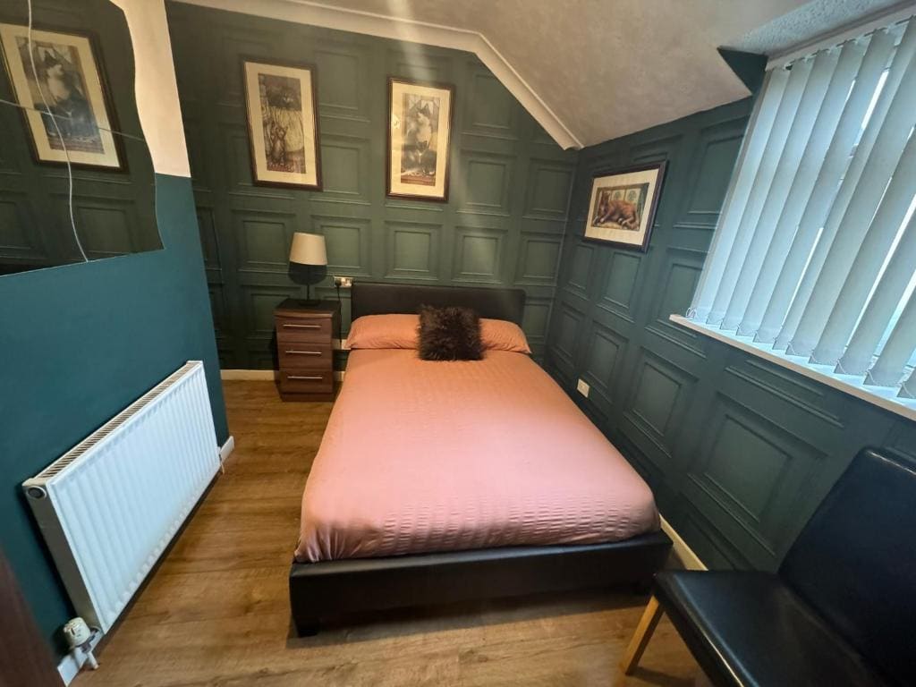 Single Room with Bathroom room - Image 2