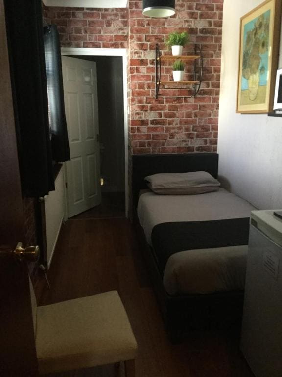 Single Room with Bathroom room - Image 3