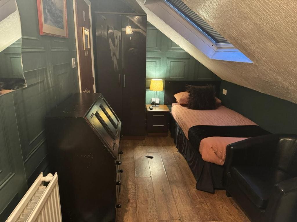 Single Room with Bathroom room - Image 1