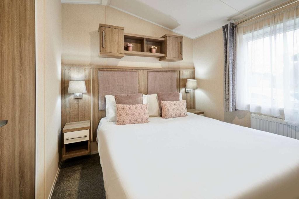 Holiday Lodge room - Image 1