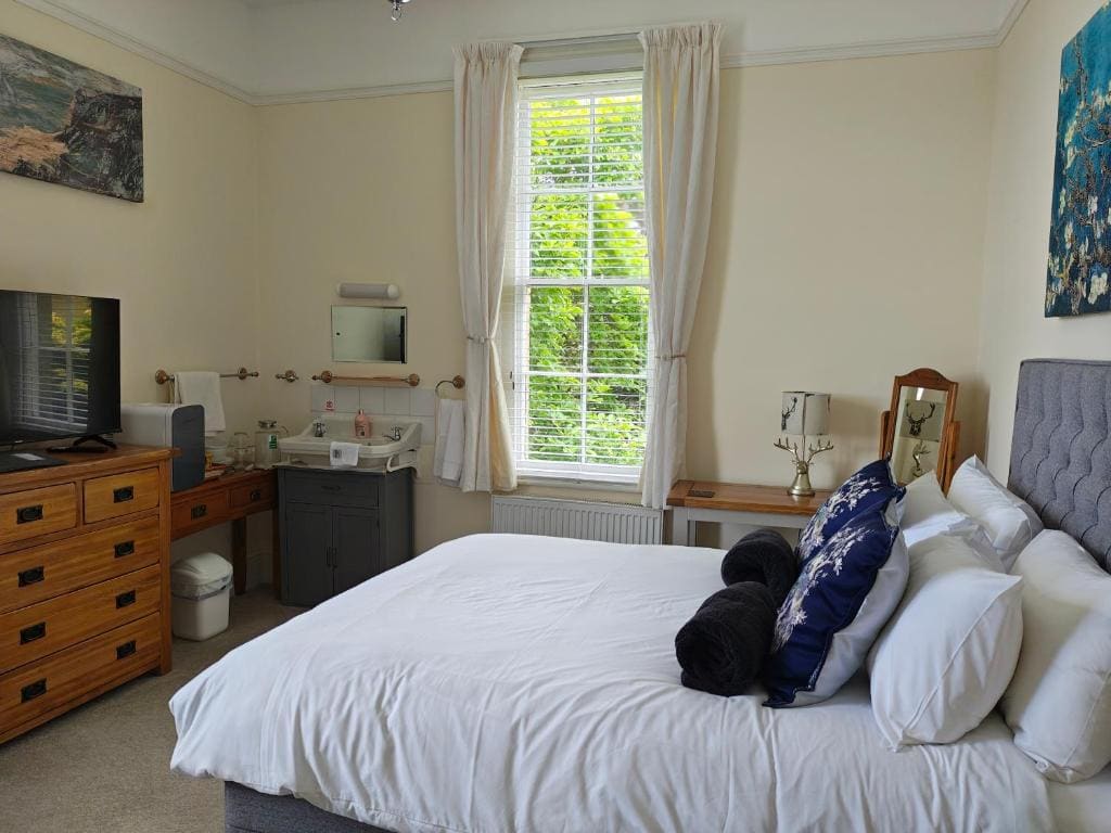 Double Room with Shared Bathroom room - Image 2