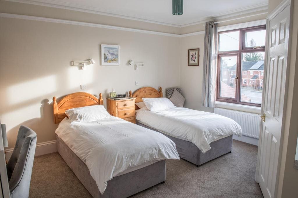 Superior Twin Room room - Image 3
