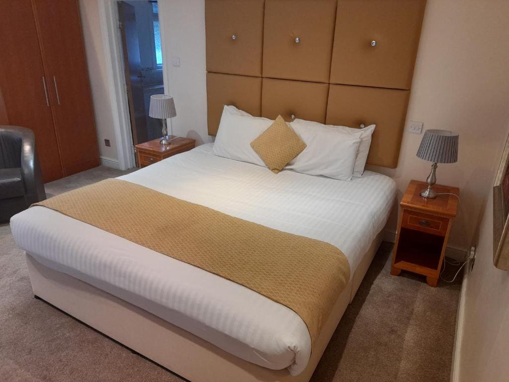 Suite with Spa Bath room - Image 2