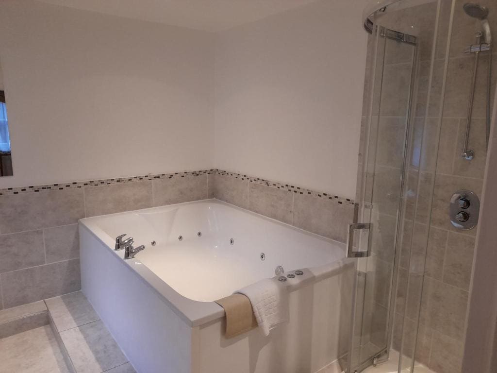 Suite with Spa Bath room - Image 1