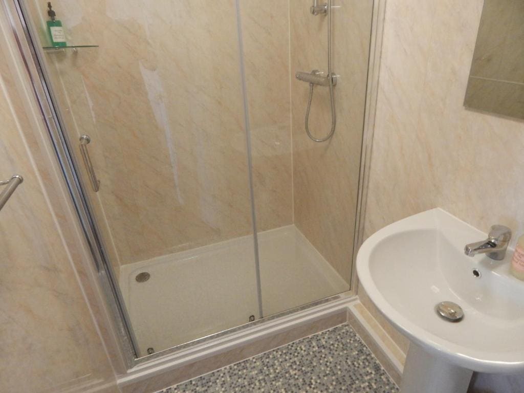Double Room with Ensuite room - Image 3