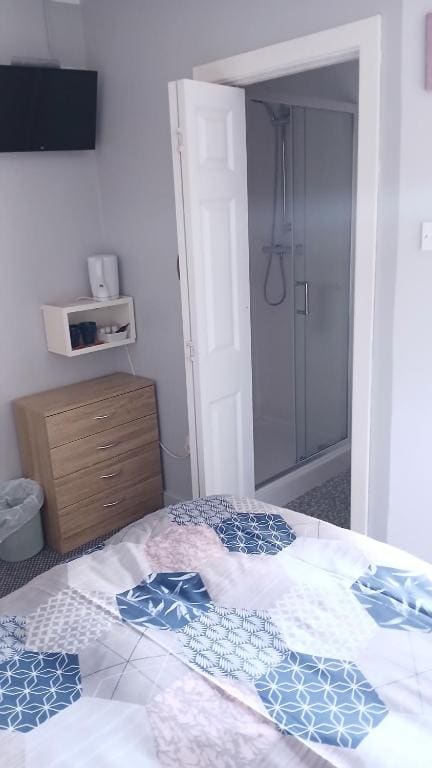 Double Room with Ensuite room - Image 1
