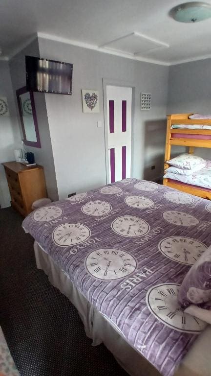 Quad Room with Ensuite room - Image 2