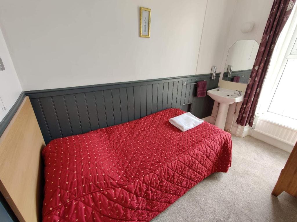 Double Room with Shared Bathroom room - Image 3