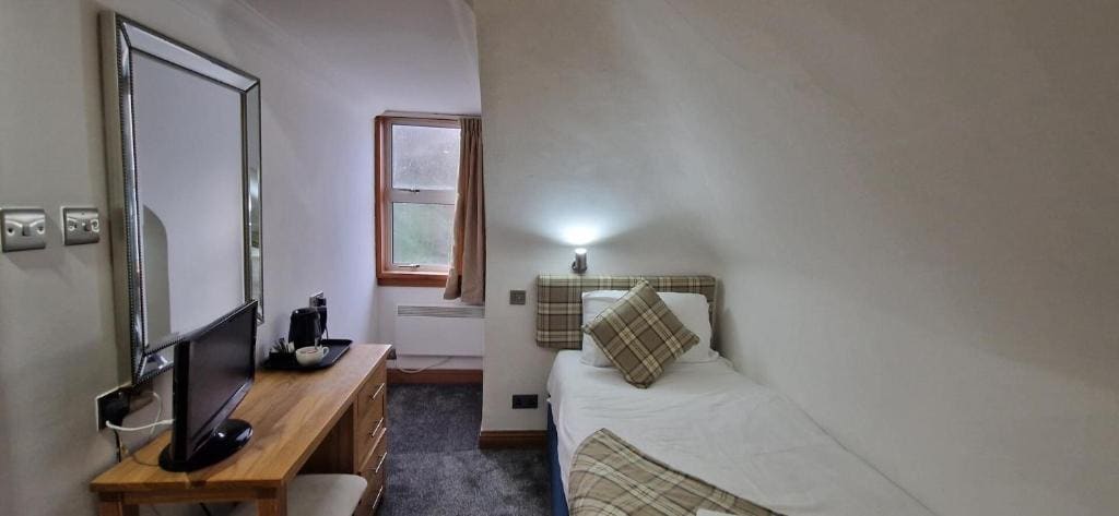 Single Room with Shower room - Image 3