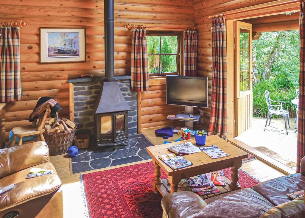 One-Bedroom House room - Image 3