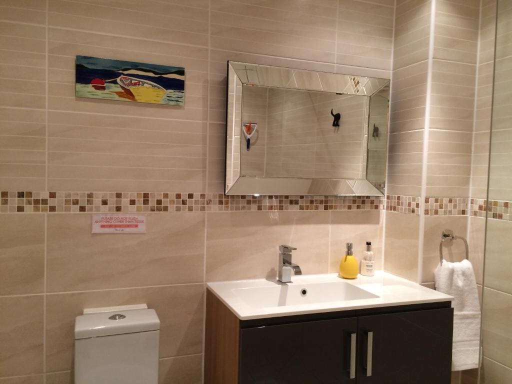 One-Bedroom House room - Image 2