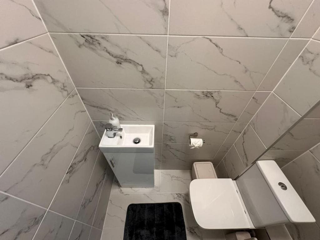 Double Room with Shared Bathroom room - Image 3
