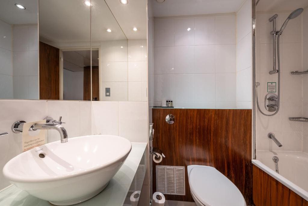 Premium Double Room with Two Double Beds room - Image 2