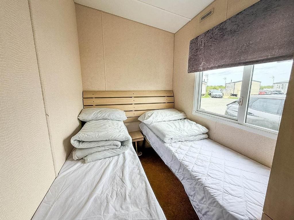 Mobile Home room - Image 2
