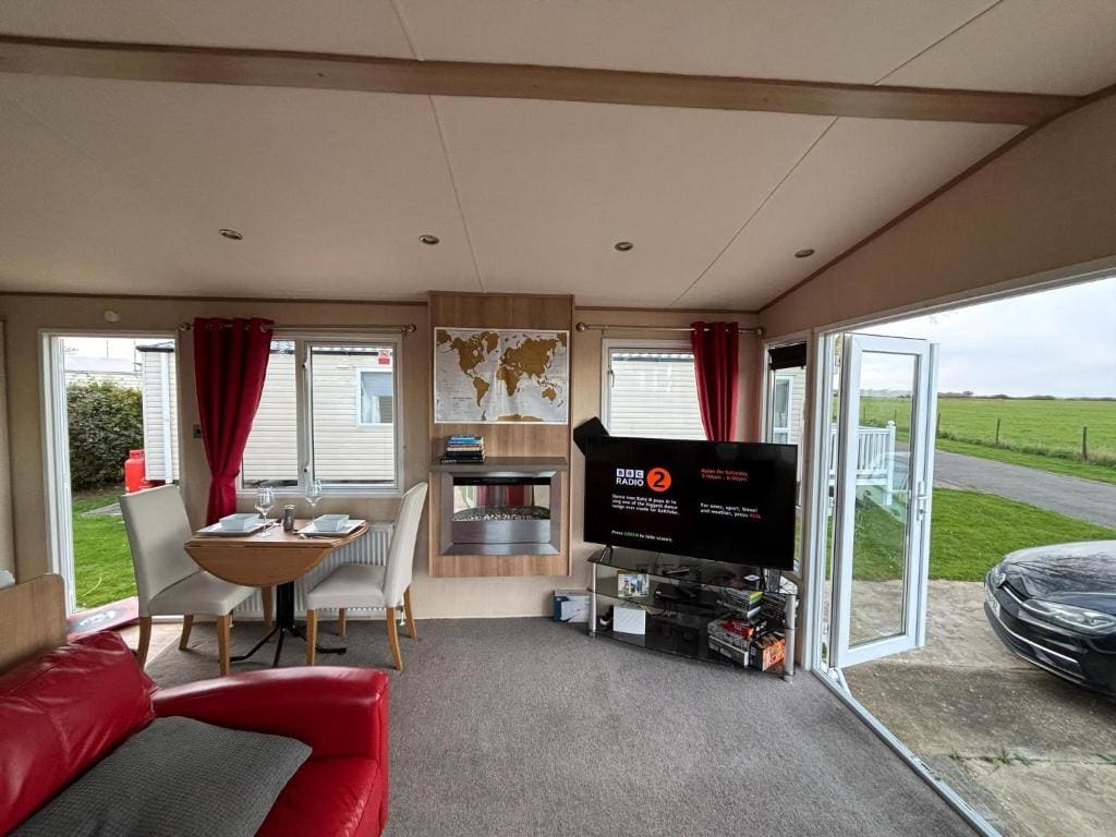 Mobile Home room - Image 2