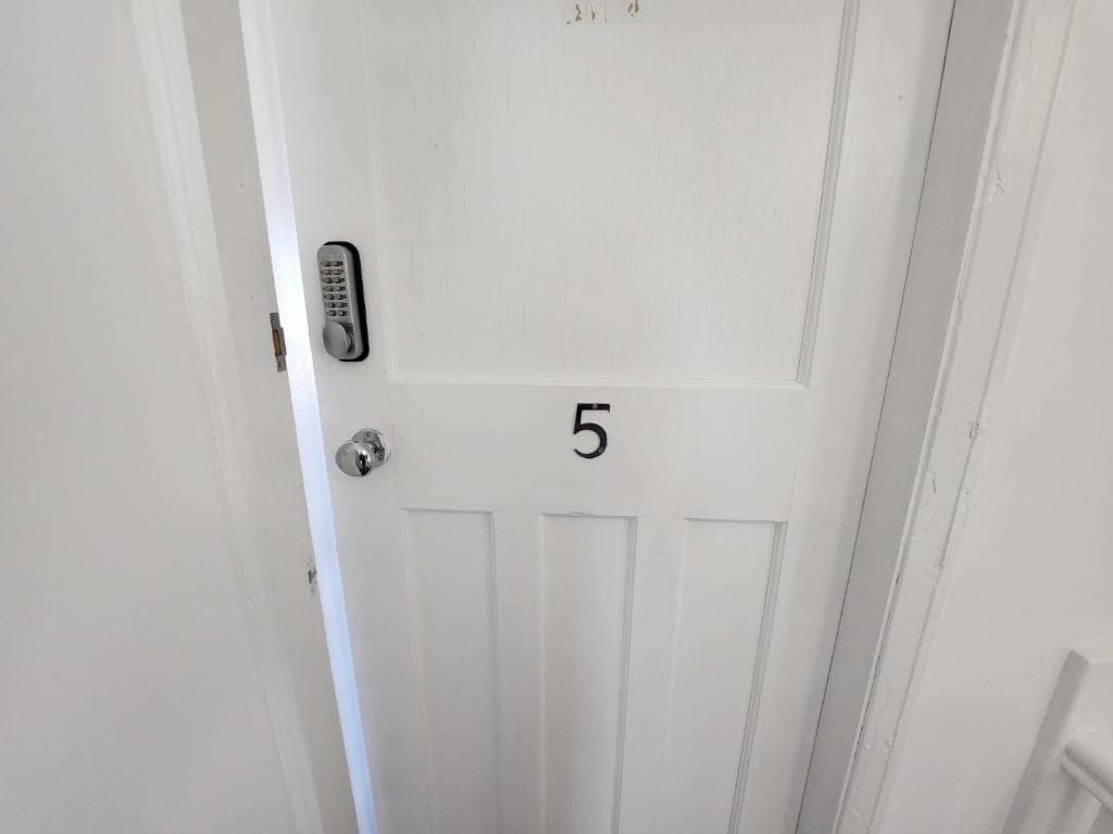 Room room - Image 1