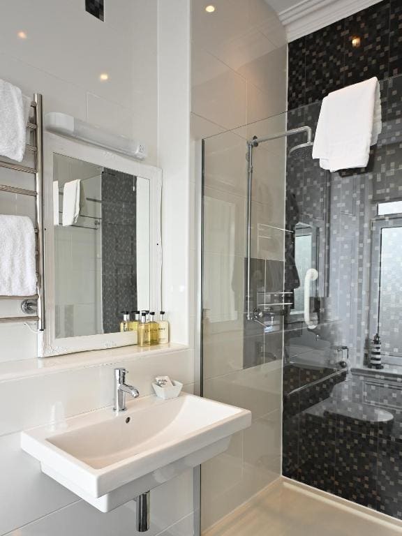 Premium Twin Room with Sea View room - Image 2